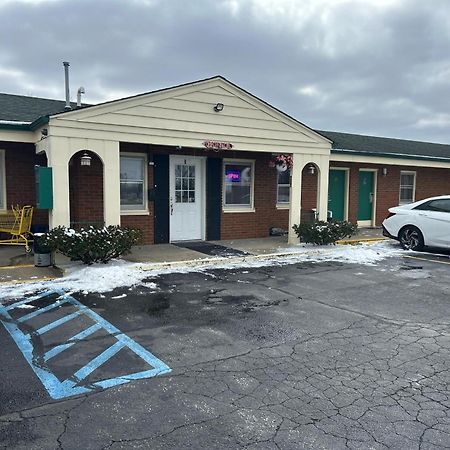 Hillcrest Motel By Oyo Aurora Near Lawrenceburg Экстерьер фото