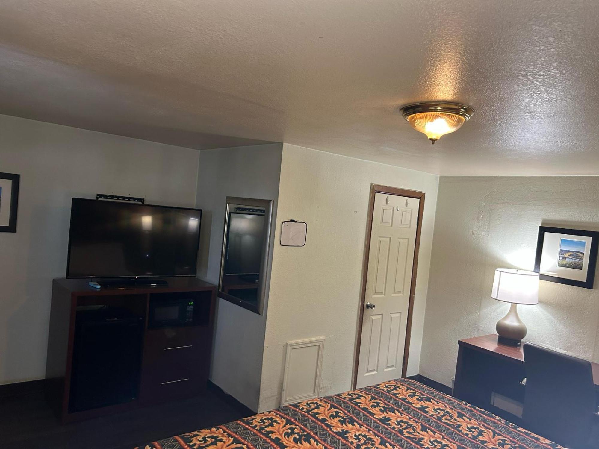 Hillcrest Motel By Oyo Aurora Near Lawrenceburg Экстерьер фото