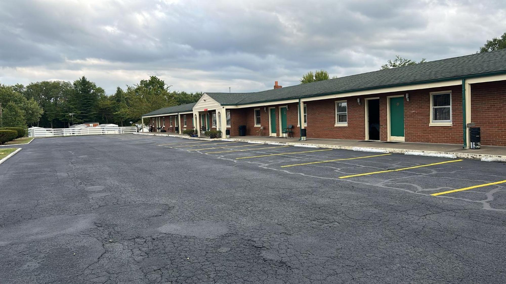 Hillcrest Motel By Oyo Aurora Near Lawrenceburg Экстерьер фото
