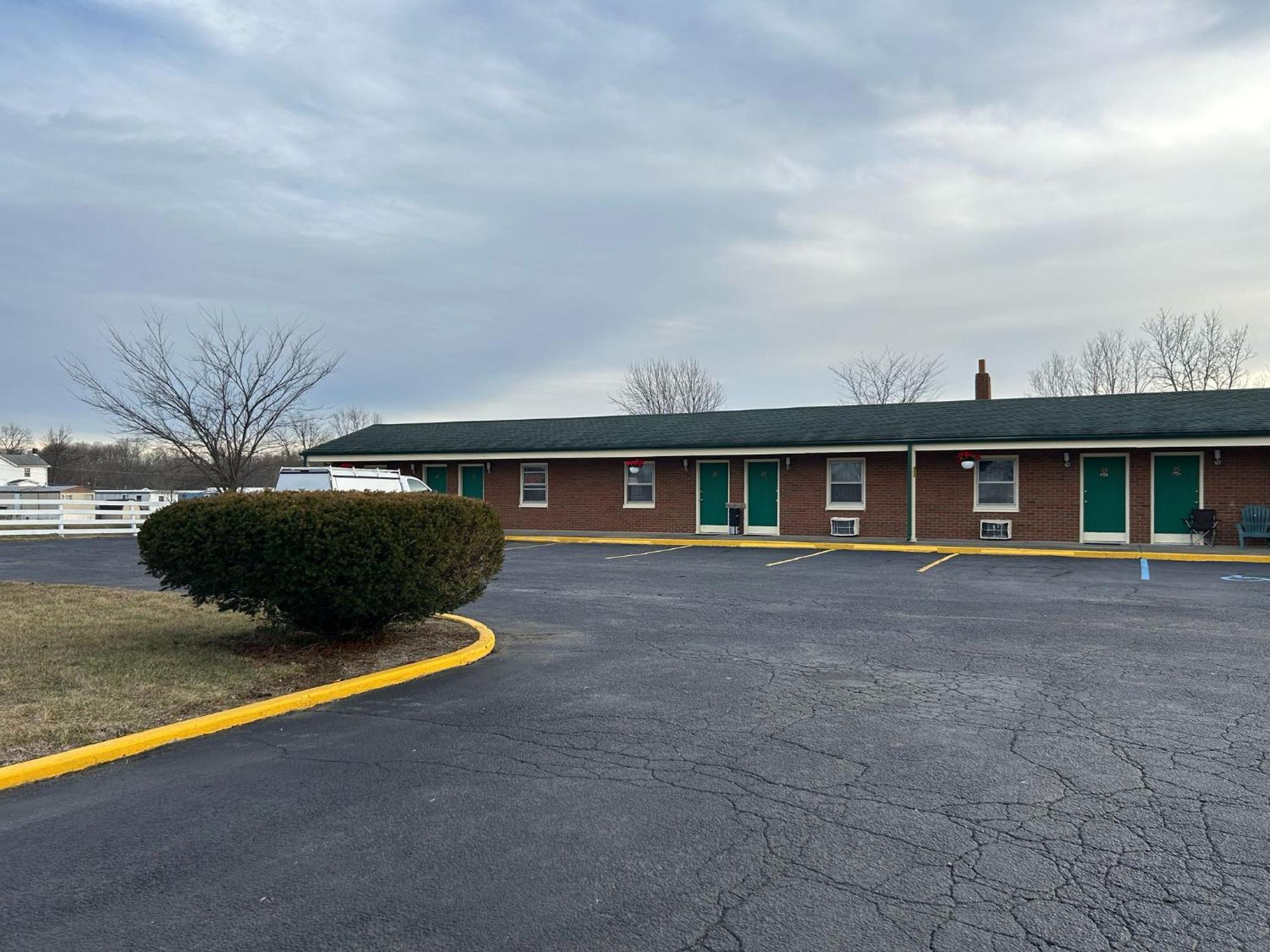 Hillcrest Motel By Oyo Aurora Near Lawrenceburg Экстерьер фото