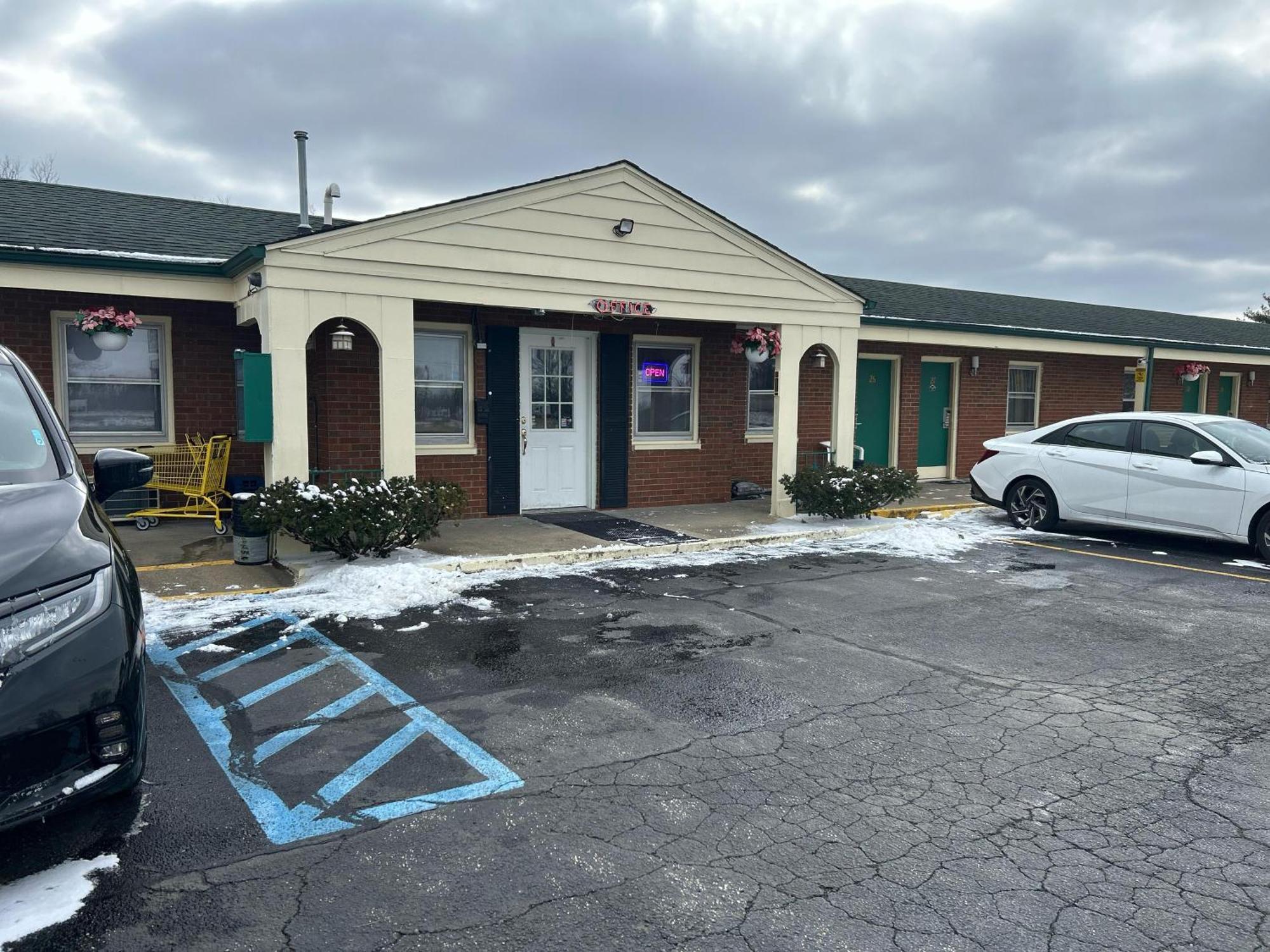 Hillcrest Motel By Oyo Aurora Near Lawrenceburg Экстерьер фото