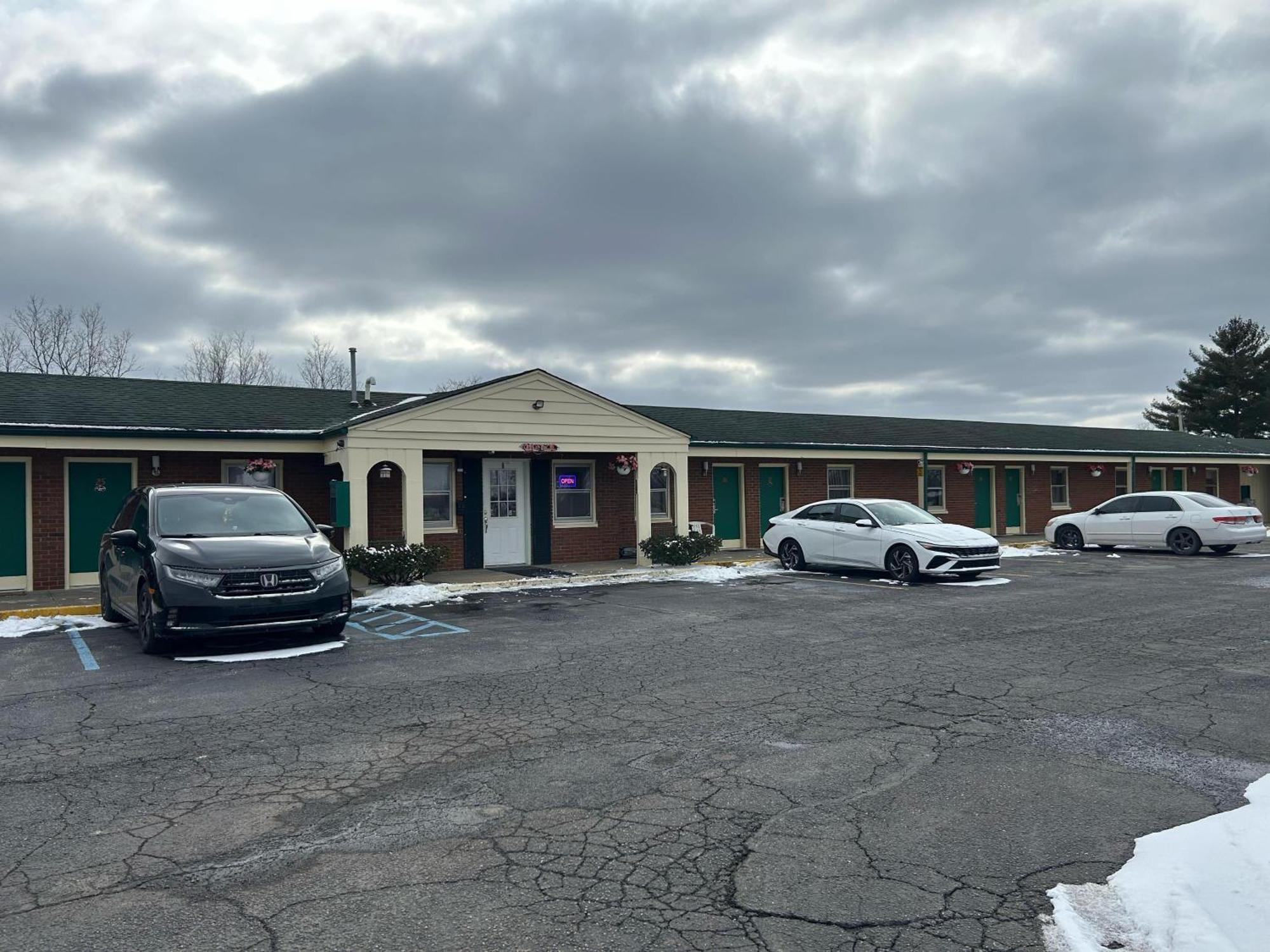 Hillcrest Motel By Oyo Aurora Near Lawrenceburg Экстерьер фото