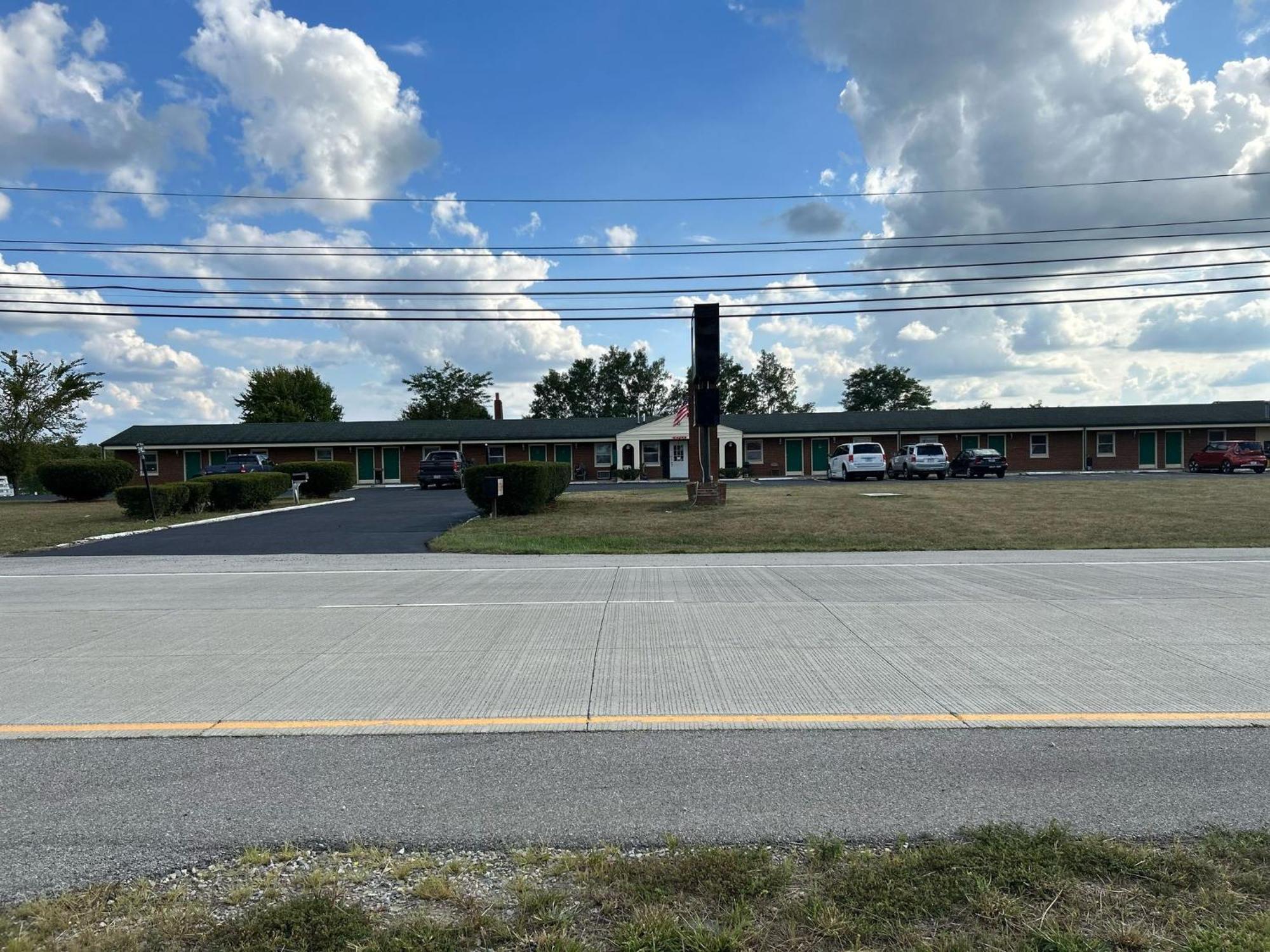 Hillcrest Motel By Oyo Aurora Near Lawrenceburg Экстерьер фото